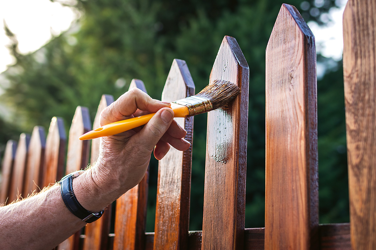 Nanášanie náterov a lazúr na drevený plot