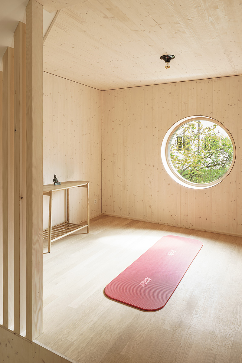 Majitelia potrebovali bývanie prispôsobiť svojim záujmom, ako napríklad joge a praktizovaniu meditácií. 