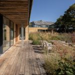 Krytá drevená terasa s prírodnou lúkou