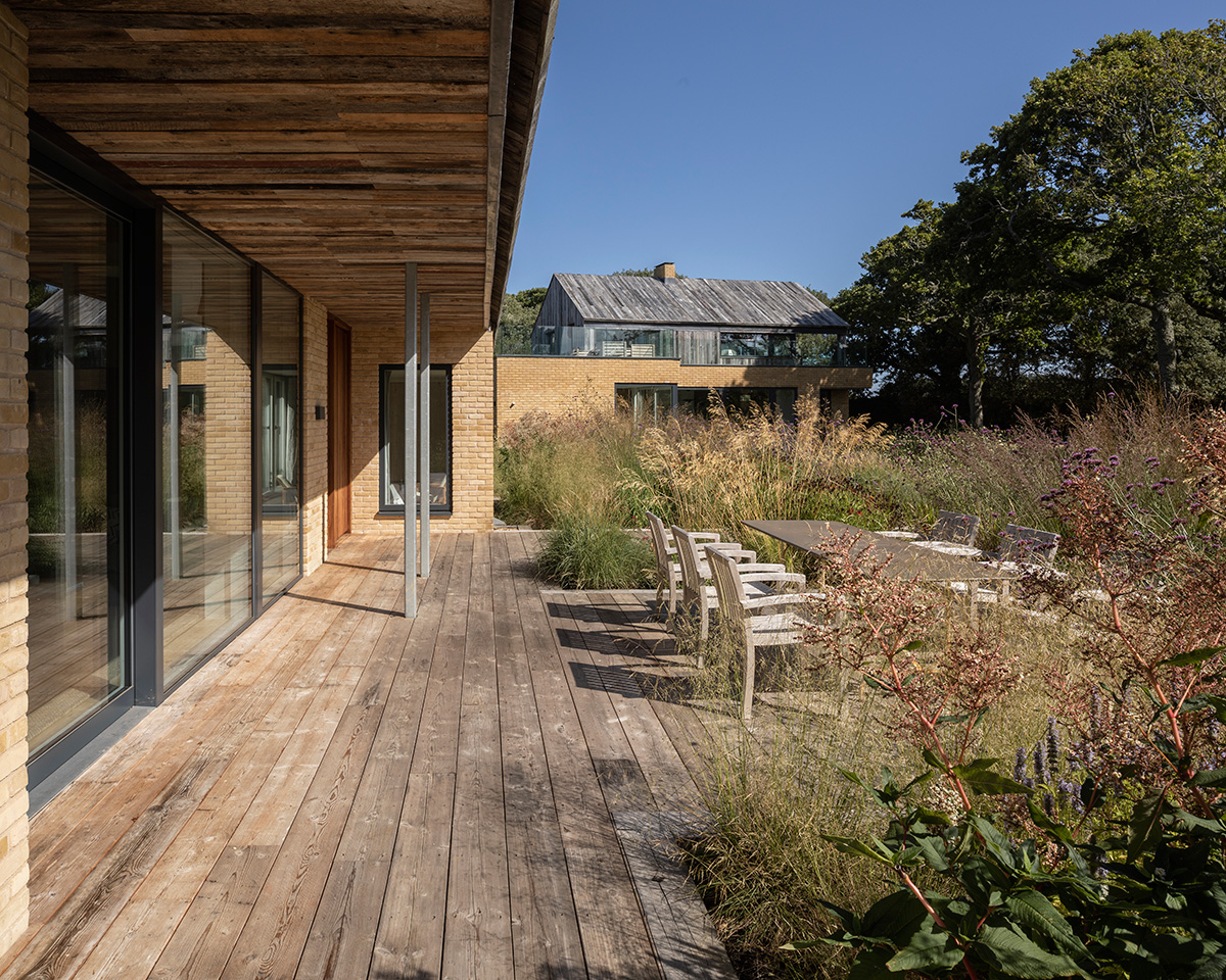 Krytá drevená terasa s prírodnou lúkou
