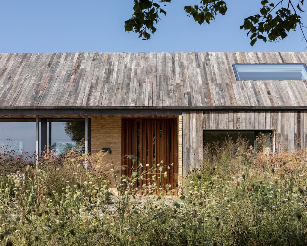 Nízkoenergetický dom s dreveným obkladom a tehlovým murivom v Hampshire