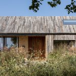 Nízkoenergetický dom s dreveným obkladom a tehlovým murivom v Hampshire