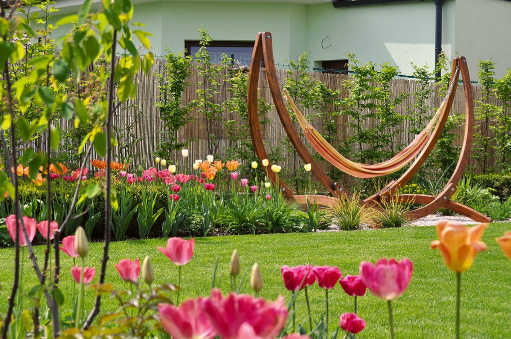 Nevnímajte záhradu ako trávnik obklopený hradbou tují! Záhradný architekt radí, ako si vytvoriť domácu oázu v malej záhrade