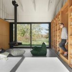 Dizajnový sedací nábytok a závesný krb v knižnici prístavby domu v Kanade
