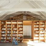 Minimalistická knižnica v priestore prístavby v Kanade