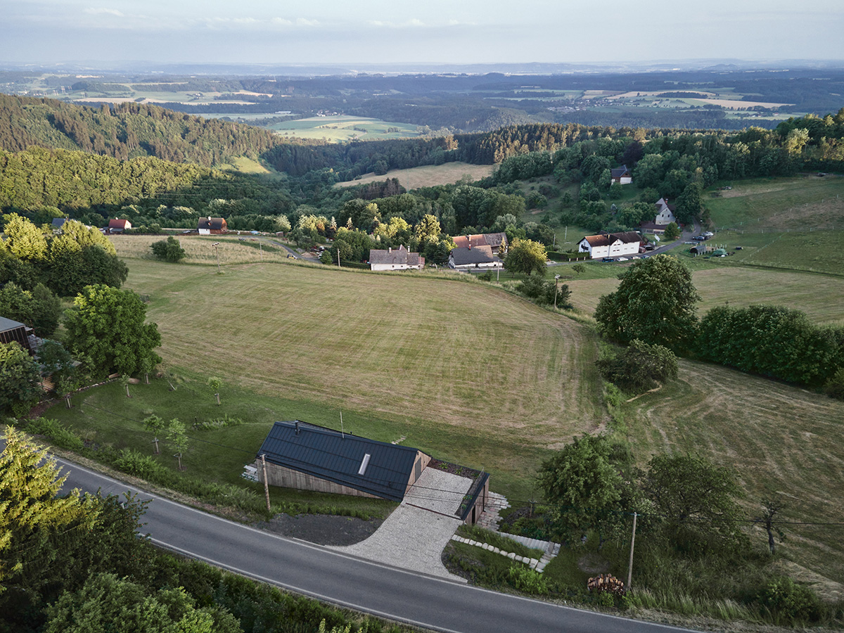 Dom sa nachádza vo výške 600 metrov nad morom a majitelia z neho majú nádherný výhľad na scenériu Českého raja. 