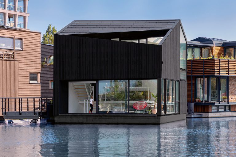 Sebestačný plávajúci dom na izolovanom betónovom podklade