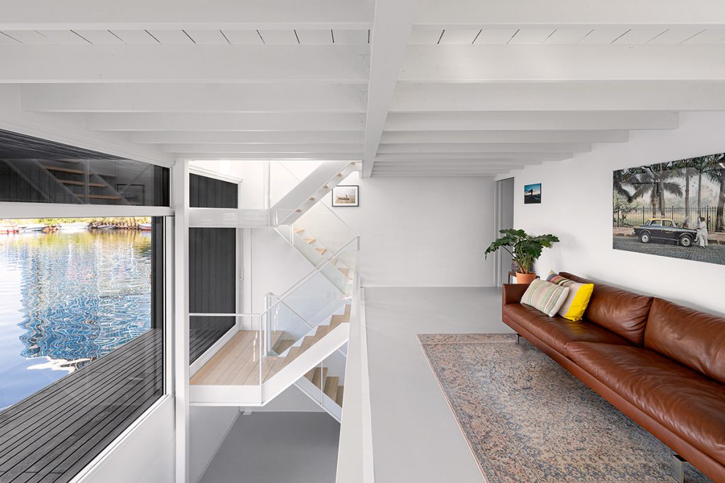 Interiér plávajúceho domu s čiastočne otvoreným schodiskom