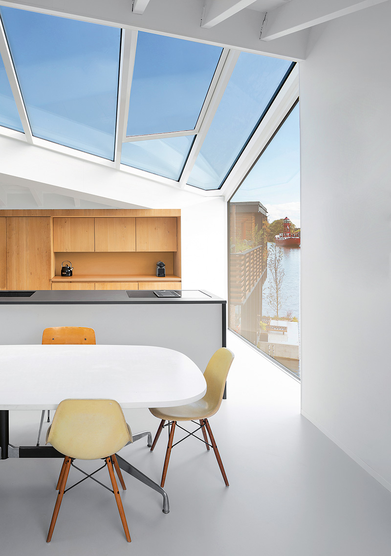 Ako pri iných projektoch, aj v prípade Floating Home kládli architekti dôraz na to, aby na každej úrovni prepojili architektúru s interiérovým dizajnom. 