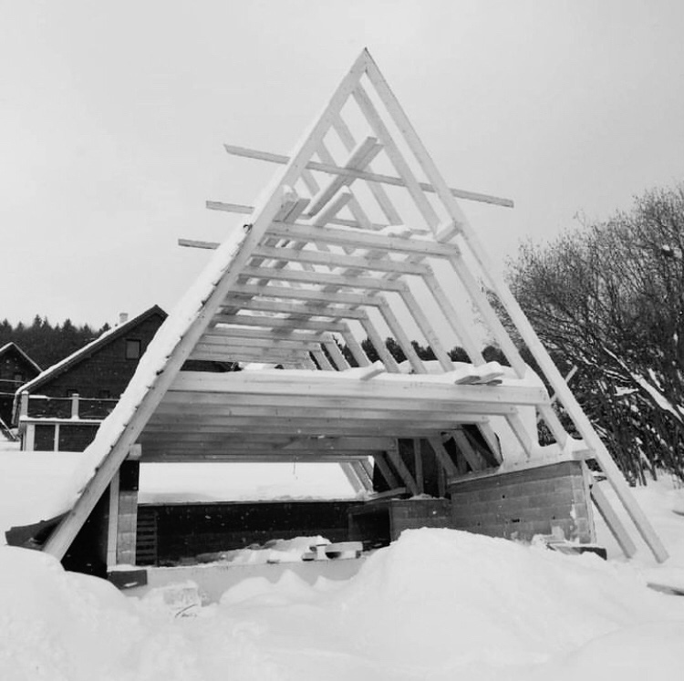 Priebeh stavby áčkovej chaty vo Valčianskej doline