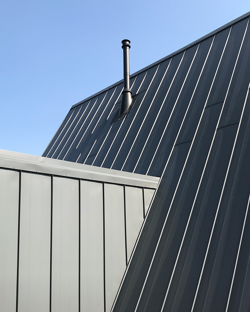 Plechová strecha modernej áčkovej chaty