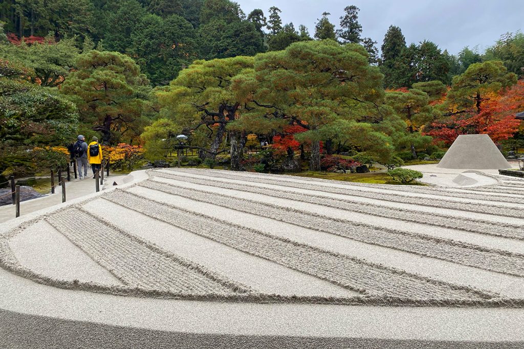 Suchá japonská záhrada v štýle karesansui