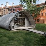 Prototyp núdzového ubytovania v životnej veľkosti na Bienále architektúry v Benátkach