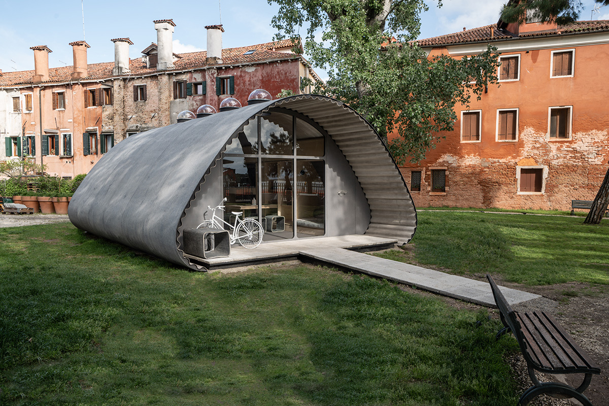Pôvodne študentské zadanie pre architektonický workshop podnietilo vznik prototypu v životnej veľkosti, ktorý sa dá vidieť na Bienále architektúry v Benátkach do 26. novembra 2023.  