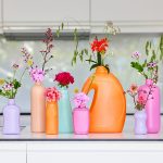 Vlastnoručne vyrobená váza z plastových nádob