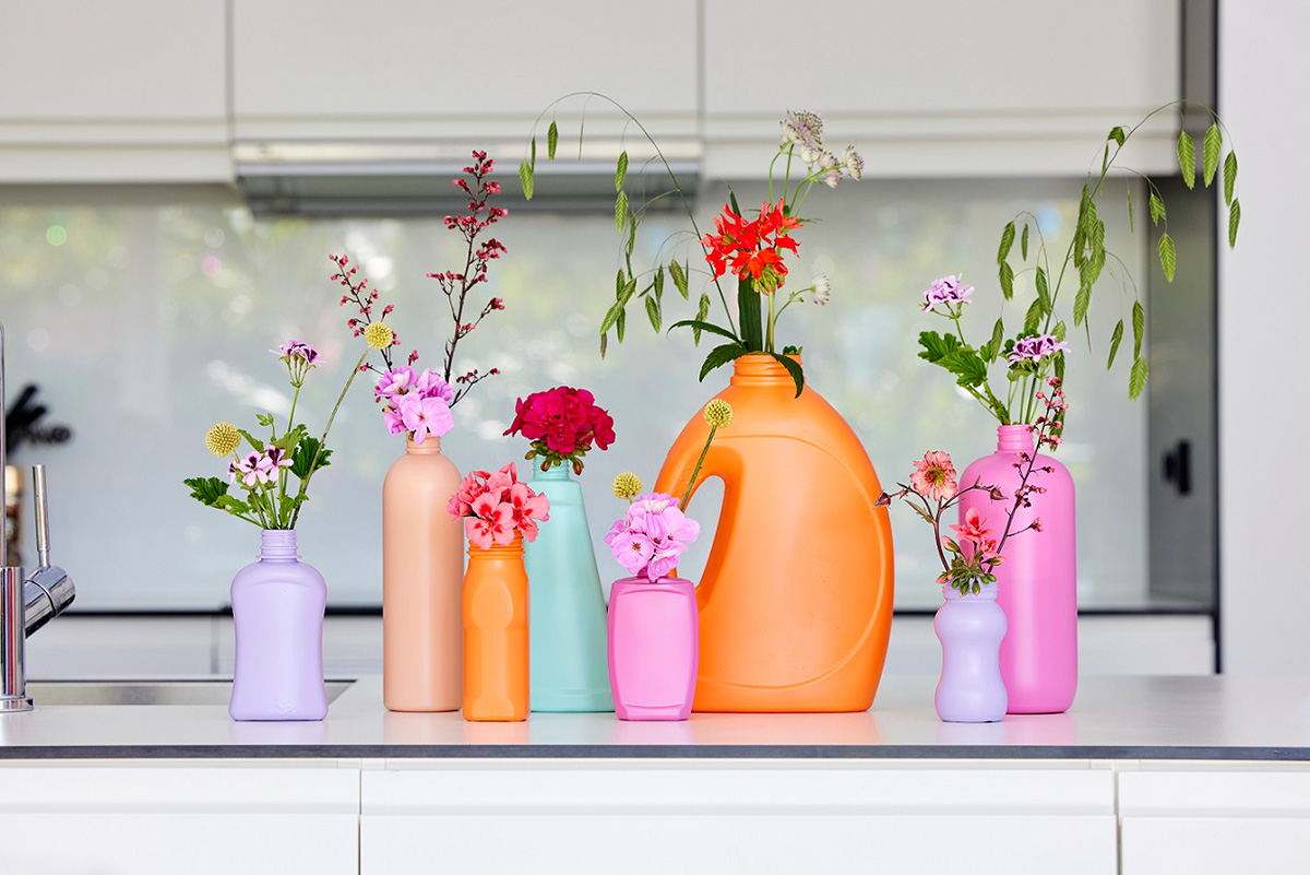 Vlastnoručne vyrobená váza z plastových nádob
