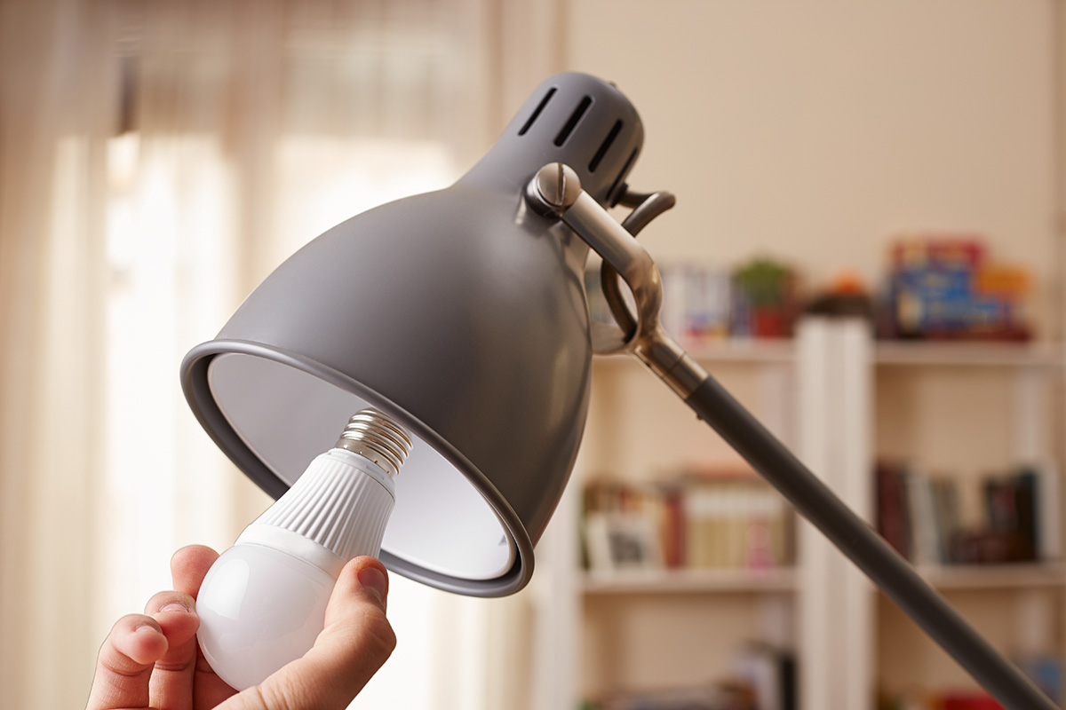 Výmena žiariviek za LED-ky v domácom prostredí.