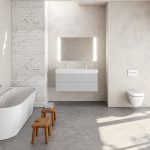Biela a sivá kúpeľňa so svetlým drevom