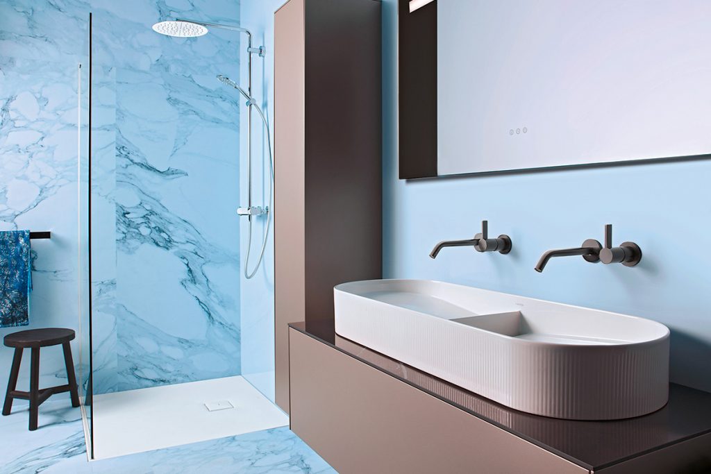 Kúpeľňa s kombináciou hnedej a modrej farby