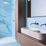 Kúpeľňa s kombináciou hnedej a modrej farby