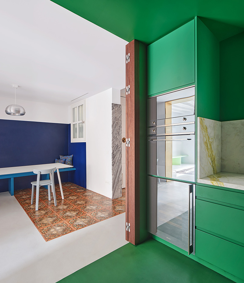 Kuchyňa prepojená s jedálňou - Byt na ulici Girona v Barcelone