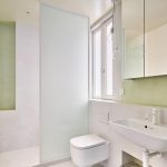 Spoločná kúpeľňa s odtieňmi zelenej a výklenkami - Byt na ulici Girona v Barcelone