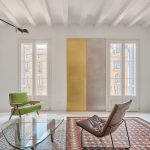 Priestor obývačky s dojmom nedokončenosti - Byt na ulici Girona v Barcelone