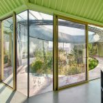 Presklená plocha s výhľadom do súkromnej záhrady - Klimatický rodinný dom v Španielsku
