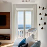 Netradičná inštalácia na stene a výhľad na more z obývačky apartmánu