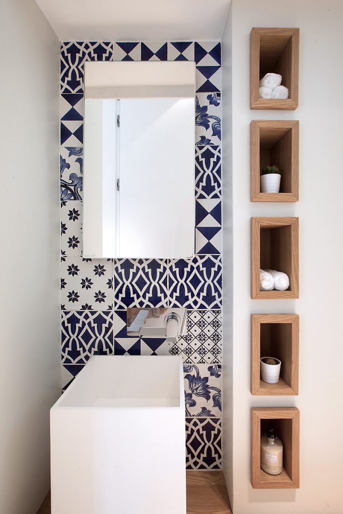 Modrý keramický obklad v kúpeľni - Apartmán v Cetare
