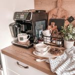 Kávovar a doplnky v kuchyni - Byt influencerky v Prahe