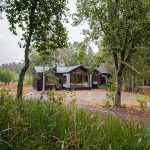Malý dom Hachi Cabin na lesnej čistinke pri meste Villaricca v Čile