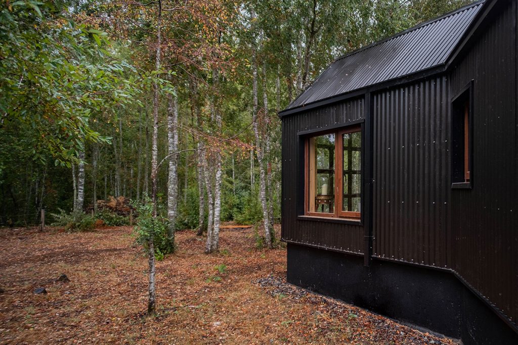 Malý dom Hachi Cabin umiestnený v čilskom lese