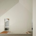 Interiér poschodia v bielej, svetlohnedej a sivej farbe