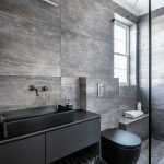 Kúpeľňa s dvojitým sprchovacím kútom v tmavých farbách - Izraelský dom v európskom štýle