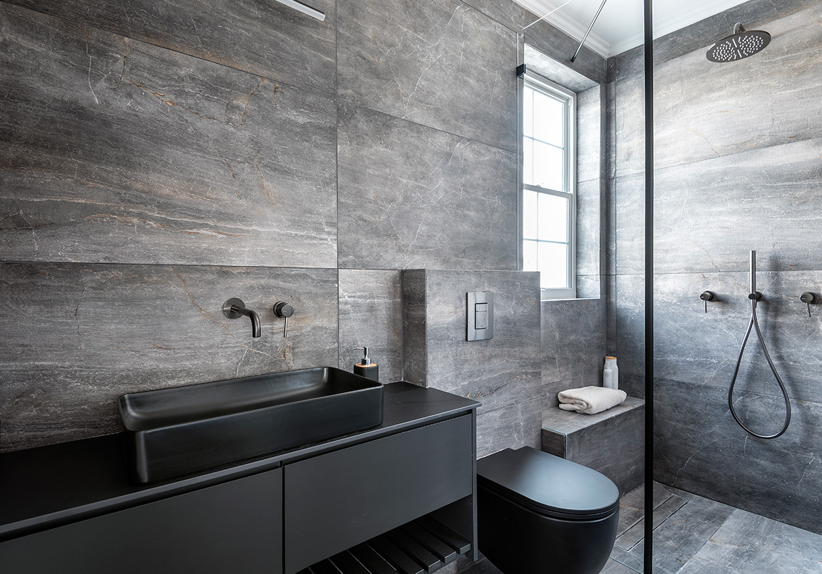 Kúpeľňa s dvojitým sprchovacím kútom je súčasťou hlavného apartmánu. 