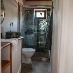Kúpeľňa so sprchovým kútom zo zelených kachličiek