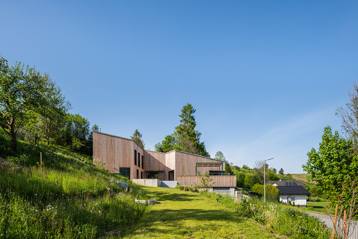 Moderné architektonické stvárnenie objektu spája s lokálnou tradíciou konštrukčné a materiálové riešenie. 