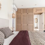 Lamelové skrine v spálni - Interiér novostavby v Košiciach