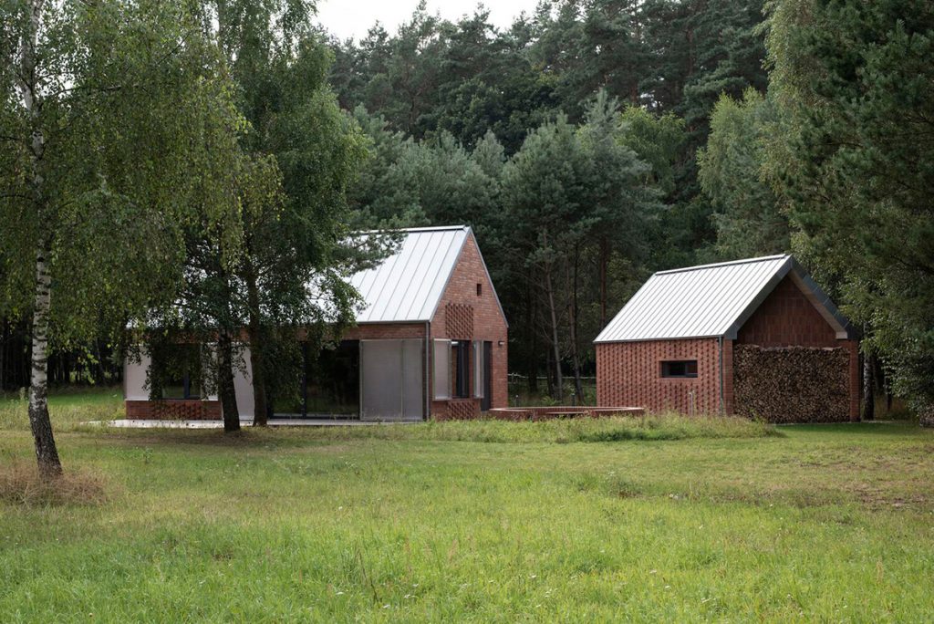Dve budovy lesného domu v poľskej obci Nowa Wieś Lęborska