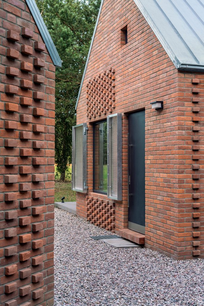 Lesný dom s kovovými okenicami v Poľsku