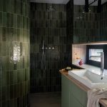 Kúpeľňa so zelenými keramickými obkladačkami - Lesný dom v Poľsku