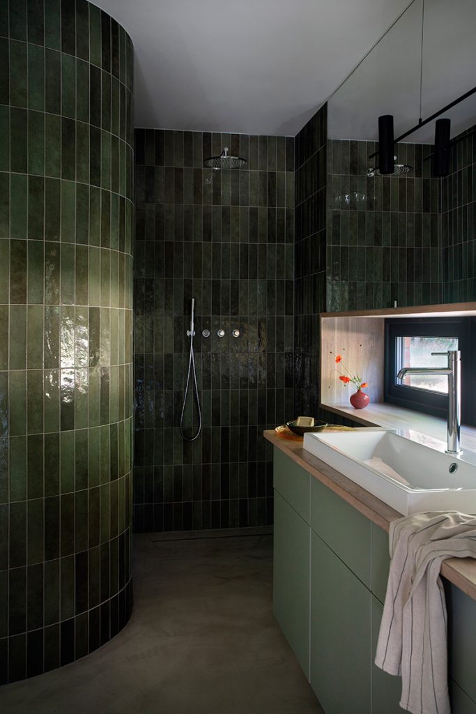 Kúpeľňa so zelenými keramickými obkladačkami - Lesný dom v Poľsku