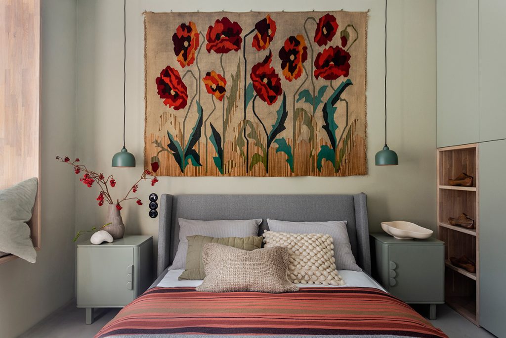 Pôvodná tapiséria vlčích makov v spálni domu v Poľsku