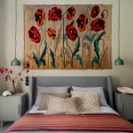 Pôvodná tapiséria vlčích makov v spálni domu v Poľsku