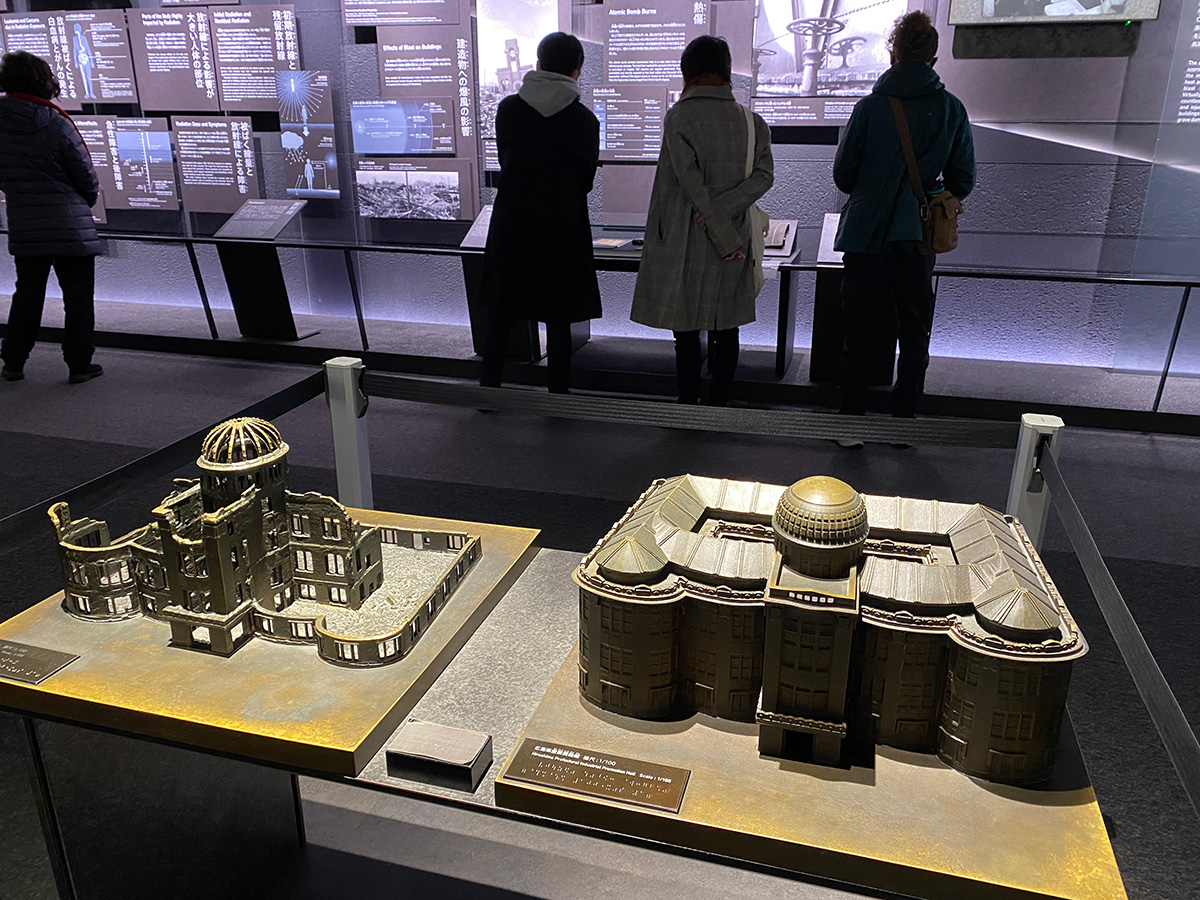 Jeden z exponátov v Mierovom múzeu Hirošima zobrazuje Atómový Dóm