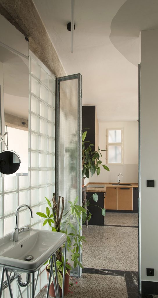 Kúpeľňa s luxferovou stenou a dverami z drôteného skla v nájomnom byte v Hradci Králové