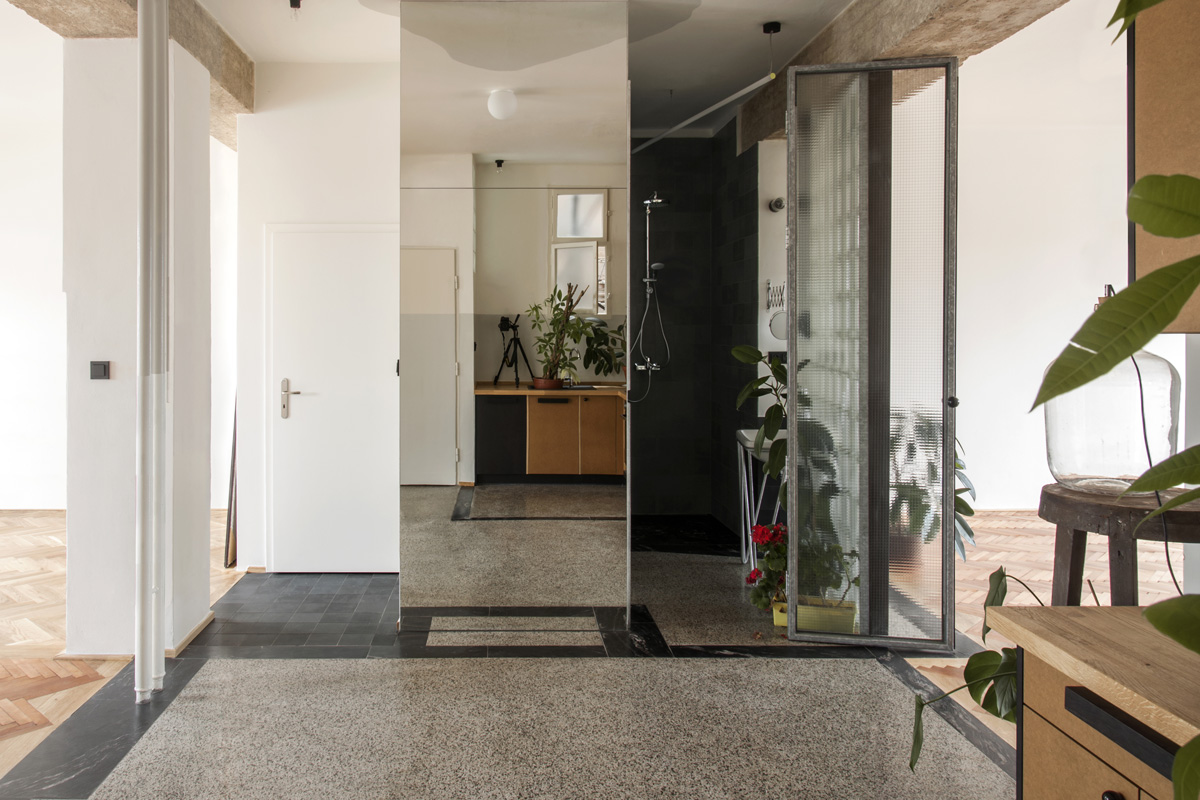 Návrh bytu vznikal až na stavbe, kedy sa architektom ukázali  všetky možnosti, ako využiť jeho potenciál na maximum. 