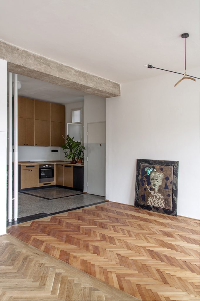 Kombinácia dubovej a bukovej podlahy v zrekonštruovanom v nájomnom byte v Hradci Králové