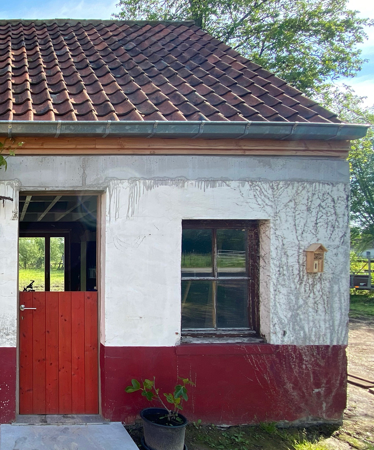 Architekti vychádzali z farebnosti domu a stodoly a modernú prístavbu len akcentovali výraznejším odtieňom. 
